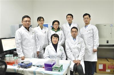  中科院上海药物所耿美玉（前排左一）团队与绿谷制药研究院的科研人员合影。中科院上海药物所供图