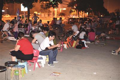 去年8月12日是淮安市区公立幼儿园报名的日子,众多家长从前一天傍晚开始陆续在各公立幼儿园门前排队。 扬子晚报 图