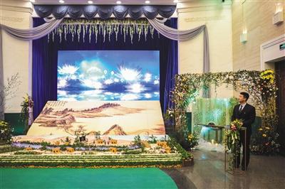 3月22日，八宝山殡仪馆展示了一场“雨细丹青琴瑟和”主题策划葬礼，通过人生电影展现了家人和学生对一位退休教师的追忆。新京报记者 彭子洋 摄