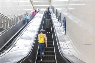 昨日（25日），北京磁器口地铁站自动扶梯，行人“左行右立”。实习生 陈婉婷 摄