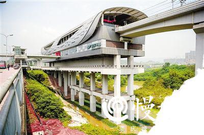 重庆建在河中地铁站成网红:站台下划船摸螺蛳(图)