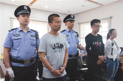 昨日上午,朝阳法院开庭审理快律在线北京信息技术有限公司法定代表人陈某(左二)及员工涉嫌侵犯公民个人信息案。实习生 陈婉婷 摄