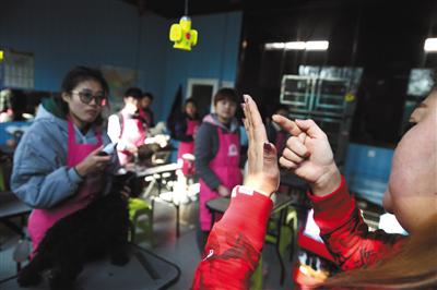 今年1月29日，青岛，十几名聋哑人正接受培训，希望能靠一技之长找到合适工作。图/视觉中国