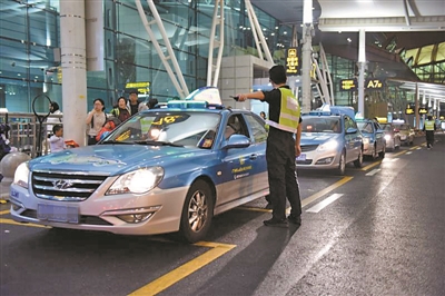 飞抵广州白云机场的旅客有序排队搭乘出租车。（资料图片）