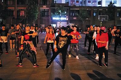 5月31日，杨雨菲在镇广场上跳舞。陪读期间，她带出了数百名舞蹈学生。