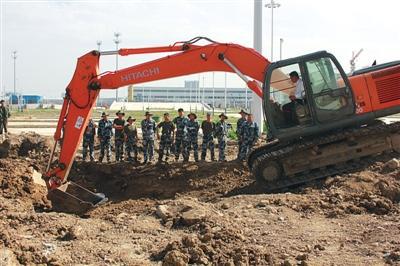 培训期间，地方技校老师对空军士兵进行现场教学。空军后勤部军事设施建设局供图