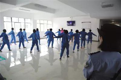  ▲6月13日，云南省女子强制戒毒所，新进来的戒毒人员正在跳操。