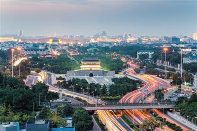 2017年10月3日,北京,国庆节期间中轴线建筑永定门开启景观照明。 图/视觉中国