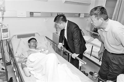 7月7日，在泰国普吉，中国驻泰国大使吕健（中）慰问受伤中国游客。