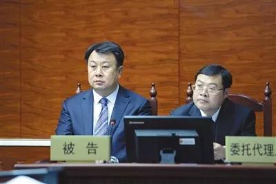 崔志成(左)出庭应诉