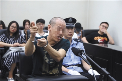 7月12日上午，北京二中院，被告人李某某弑母案庭审现场。北京二中院供图