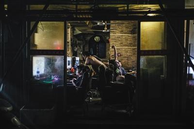 8月15日早晨6点,三和人力市场附近的网吧里,大部分人都已经“起床”。应聘薪水日结的工作,需要在早晨5点30分之前出门。