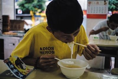 8月15日，徐家在上工前来到老乡的店里吃了一碗粉。他说自己在三和只来这家吃饭，其他的吃不惯。