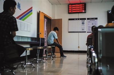 8月13日上午9点30分,深圳某交通队等候大厅,刘蒙在帮别人排号提交申请。这是一份耗时两三个小时,就能拿到一百元的工作。