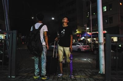 8月11日晚上9点30分,来自湖南邵阳的17岁少年小四拉着自己唯一的行李,决定离开这个曾经吸引他的地方——三和。