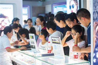 8月24日，太原市的山西省眼科医院，暑假临近尾声，中小学生在家长的陪同下检查视力，扎堆配眼镜。图/视觉中国