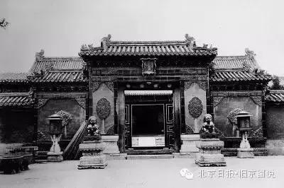 1922年至1924年间,养心门外。