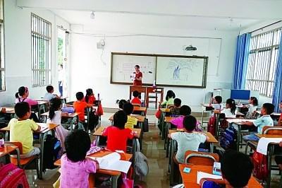 都安瑶族自治县高岭镇龙洲小学教师覃柳青正给学生上课。高东风摄