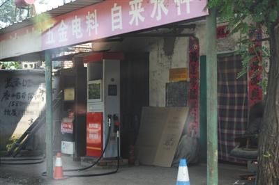 8月29日，定州孔庄子村内暗藏着一个违规加油站，该加油站和五金店开在一起，不时有车辆来加油。其92号汽油标价5.48元/升，但当日中石化92号汽油标价为7.39元/升。 A12-A13版摄影/新京报记者 吴江