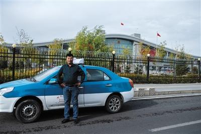 10月15日，霍尔果斯中哈合作中心，出租车司机付师傅在等待客人。
