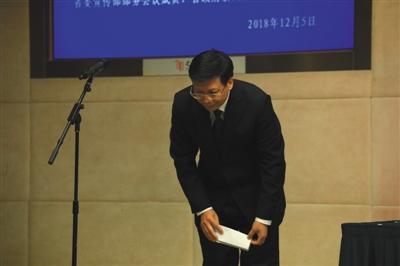 12月5日,杭州,新接任浙江省教育厅党委书记的陈根芳鞠躬道歉。图/视觉中国