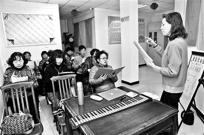 回龙观龙泽苑东区社区居民，在专业的声乐老师指导下学习声乐知识
