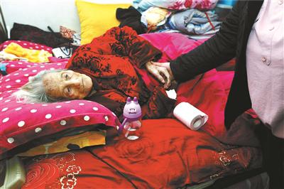 91岁的赵祥瑞老人,如今卧病在床,生活不能自理 摄影/本报记者 黑克