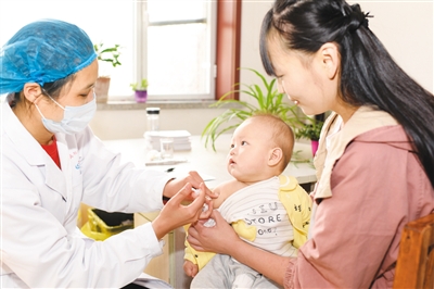 幼儿在河北省安平县疾病预防控制中心接种疫苗。 新华社记者 朱旭东摄