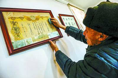 朱振德老人在军事练兵中荣获三等功嘉奖,一封泛黄的喜报承载了老人近70年的珍贵记忆。