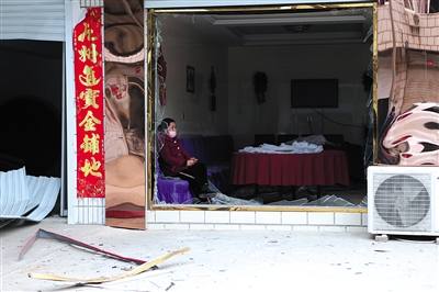 3月22日，江苏响水王商村，一位村民坐在自家破损的窗户边。新京报记者 彭子洋 摄