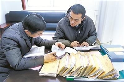 盐城市大丰区纪委监委调查人员在查看众心村账目。(资料图片)