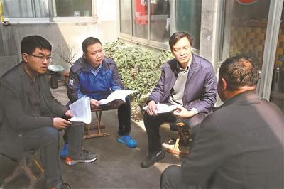 图为山东省新泰市纪委监委调查组进村入户,对赵?#27597;?#23478;族详细背景进行摸排。和晓玮 摄