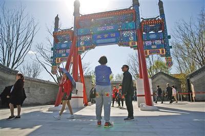 来到北京园,首先看到的是古色古香的牌楼。