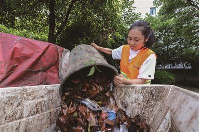 ▲想到母亲工作的辛苦,陈恬都会抢着干体力活