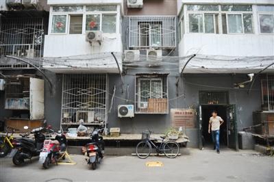 6月25日，双井北里小区，为了防垃圾砸伤行人，居民楼设置了防护网。新京报记者 郑新洽 摄