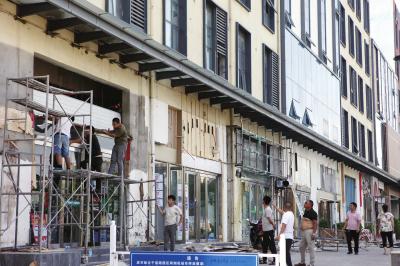 清华园路上艺茂国际仓临街商店也在拆除门头。 河南商报影像新闻部/摄