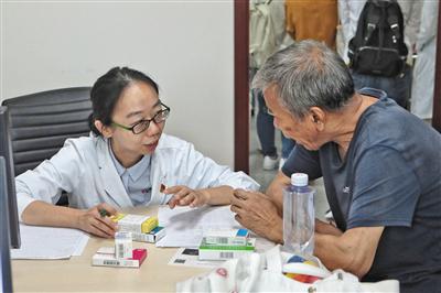 9月10日,安贞医院,一名患者带着配来的药,在药学门诊咨询如何合理用药。新京报记者 王嘉宁 摄