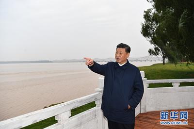 9月17日下午,习近平在郑州黄河国家地质公园,眺望黄河郑州段。 新华社记者 谢环驰摄