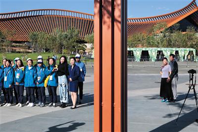 10月7日，世园会中国馆外，游客和工作人员各自在留影。当天是2019世园会最后一天开放。