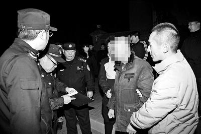 结合法律动作共浑整查获7名涉嫌守法职员供图/东乡警圆