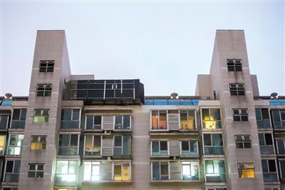 11月15日,海淀碧水云天颐园西区10号楼1单元,住户改建的部分格外醒目。新京报记者 李凯祥 摄