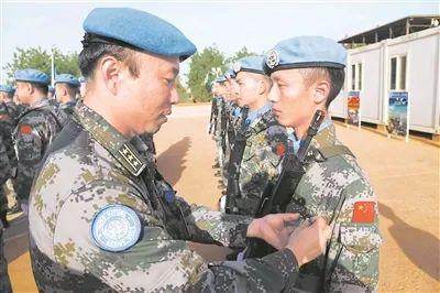 维和部队官兵授勋(图源:《解放军报》)