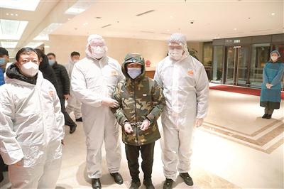 1月21日23时许,在哈尔滨太平国际机场,吴杰凯被办案人员押解归案。 赵新宇 摄