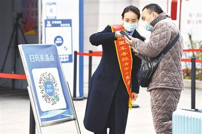 貴州省凱里南高鐵站的青年志愿者在指導乘客用手機掃描健康碼進站乘車。新華社記者 楊文斌攝