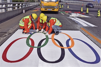 冬奥会专用车道由专用车道标线、配套标识组成。北京市交通委供图