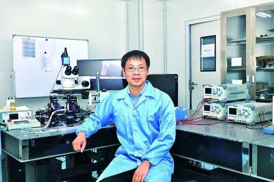 潘时龙在实验室 光明图片