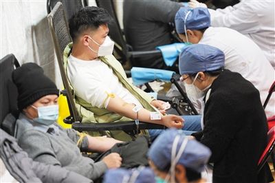 12月26日，丰台，市民进行无偿献血。新京报记者 陶冉 摄