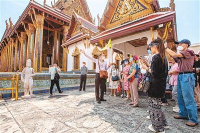 中国旅游团游客在泰国曼谷大王宫景区游览。 新华社记者 王 腾摄