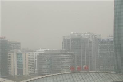 昨日,中关村附近的高楼被沙尘笼罩。新京报记者 王贵彬 摄