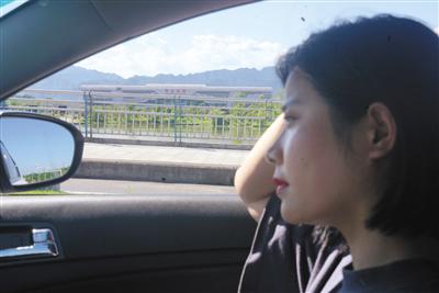 5月,安徽黄山,黄溪准备再赴浙江面试,远处是黄山北站。